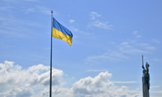 Le drapeau ukrainien flotte à côté du Monument de la Mère Patrie, le 23 août 2025 à Kiev ( AFP / Sergei SUPINSKY )