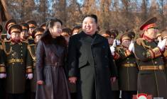 Photo prise le 8 février 2024 et diffusée le 9 février par l'agence de presse officielle nord-coréenne KCNA, montrant le dirigeant nord-coréen Kim Jong Un (c) et sa fille (g) en visite au ministère de la Défense nationale à Pyongyang à l'occasion du 76e anniversaire de la fondation de l'Armée populaire de Corée ( KCNA VIA KNS / STR )