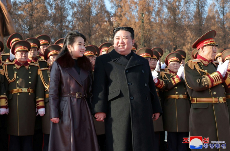 Photo prise le 8 février 2024 et diffusée le 9 février par l'agence de presse officielle nord-coréenne KCNA, montrant le dirigeant nord-coréen Kim Jong Un (c) et sa fille (g) en visite au ministère de la Défense nationale à Pyongyang à l'occasion du 76e anniversaire de la fondation de l'Armée populaire de Corée ( KCNA VIA KNS / STR )