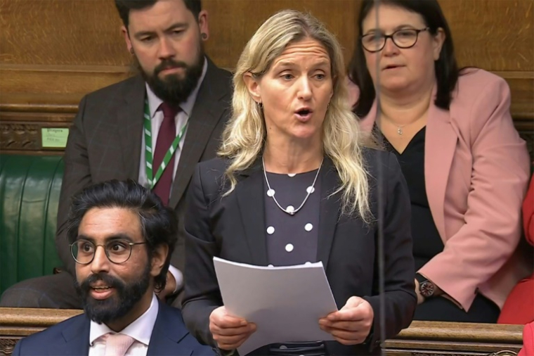 Cette image extraite d'une séquence vidéo diffusée par PRU via le site Internet Parliament TV le 16 mai 2025, montre la députée travailliste Kim Leadbeater s'exprimant à la Chambre des communes à Londres ( PRU / - )