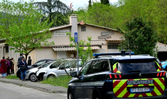 Un véhicule de la gendarmerie en patrouille près de la mosquée de la Grand-Combe, le 27 avril 2025 dans le Gard ( AFP / Miguel MEDINA )