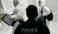 Des membres de la police scientifique arrivent sur les lieux où un jeune homme d'une vingtaine d'années a été abattu dans un quartier sensible de Nantes, le 4 juin 2026 en Loire-Atlantique ( AFP / Loic VENANCE )