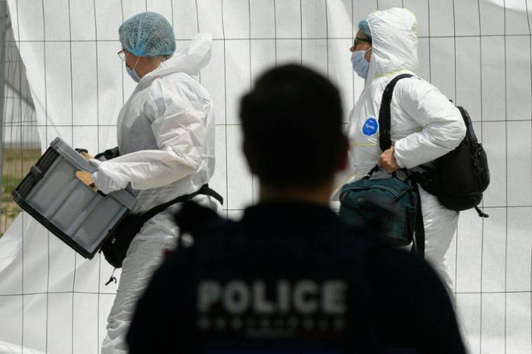 Des membres de la police scientifique arrivent sur les lieux où un jeune homme d'une vingtaine d'années a été abattu dans un quartier sensible de Nantes, le 4 juin 2026 en Loire-Atlantique ( AFP / Loic VENANCE )