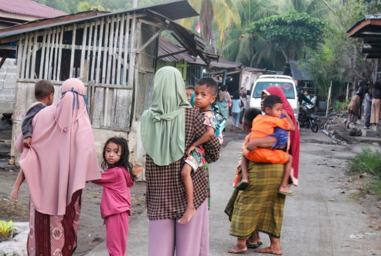 Des habitants du village de Talibura fuyant leurs maisons pour se mettre à l'abri à la suite d'un tremblement de terre survenu le 15 août 2026 dans la province de Nusa Tenggara oriental, en Indonésie ( AFP / ARNOLD WELIANTO )