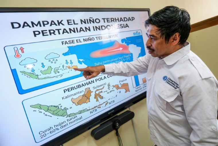 I Putu Santikayasa, maître de conférences en hydroclimatologie à l'université IPB de Jakarta, explique l'impact d'El Niño en Indonésie, le 6 août 2026 à Bogor, dans l'ouest de Java, en Indonésie ( AFP / BAY ISMOYO )