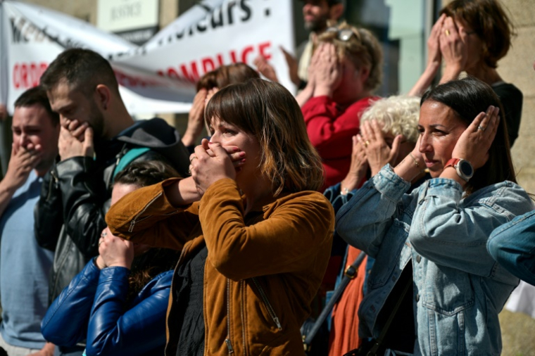 Manifestation de soutien aux victimes du chirurgien pédocriminel Joël Le Scouarnec, à Vannes, le 19 mai 2025 ( AFP / Damien MEYER )