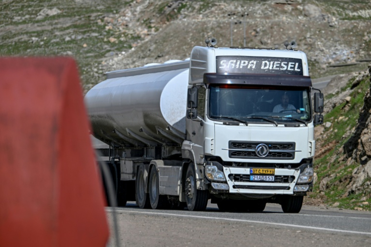 Un camion-citerne iranien transportant du fioul lourd se dirige vers Souleimaniy&, dans la région du Kurdistan irakien, après avoir franchi le poste frontière de Bashmagh le 11 mars 2026. ( AFP / Ozan KOSE )