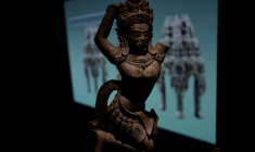 Une statuette de divinité présentée dans le cadre de l'exposition "Bronzes royaux d'Angkor" au musée Guimet à Paris, le 28 avril 2025 ( AFP / STEPHANE DE SAKUTIN )