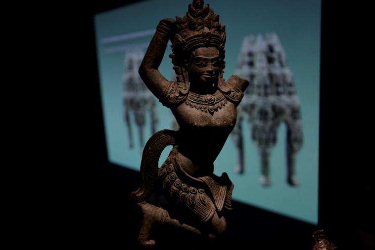 Une statuette de divinité présentée dans le cadre de l'exposition "Bronzes royaux d'Angkor" au musée Guimet à Paris, le 28 avril 2025 ( AFP / STEPHANE DE SAKUTIN )