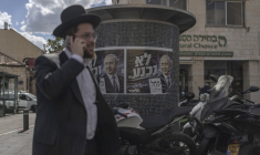Une affiche électorale du Premier ministre Benjamin Netanyahu dans une rue de Jérusalem, le 29 octobre 2026 ( AFP / Ilia YEFIMOVICH )