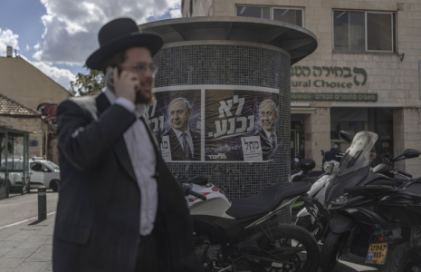 Une affiche électorale du Premier ministre Benjamin Netanyahu dans une rue de Jérusalem, le 29 octobre 2026 ( AFP / Ilia YEFIMOVICH )