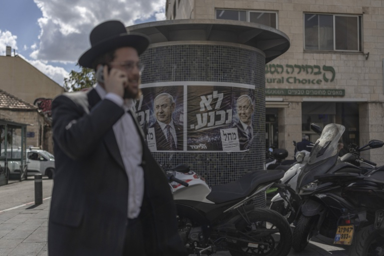 Une affiche électorale du Premier ministre Benjamin Netanyahu dans une rue de Jérusalem, le 29 octobre 2026 ( AFP / Ilia YEFIMOVICH )