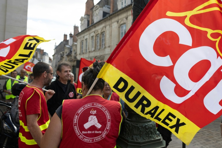 Duralex employees and members of the French trade union General Confederation of Labour (CGT) gather outside the Commercial Des employés de Duralex et des membres de la CGT sont rassemblés devant le tribunal de commerce d'Orléans le 17 septembre 2026 ( AFP / Alain JOCARD )
