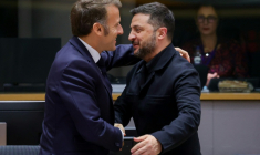 Le président ukrainien Volodymyr Zelensky (d) est accueilli par le président français Emmanuel Macron lors d'une réunion du Conseil européen qui rassemble les 27 dirigeants de l'UE, à Bruxelles, le 23 octobre 2025 ( POOL / Yves Herman )