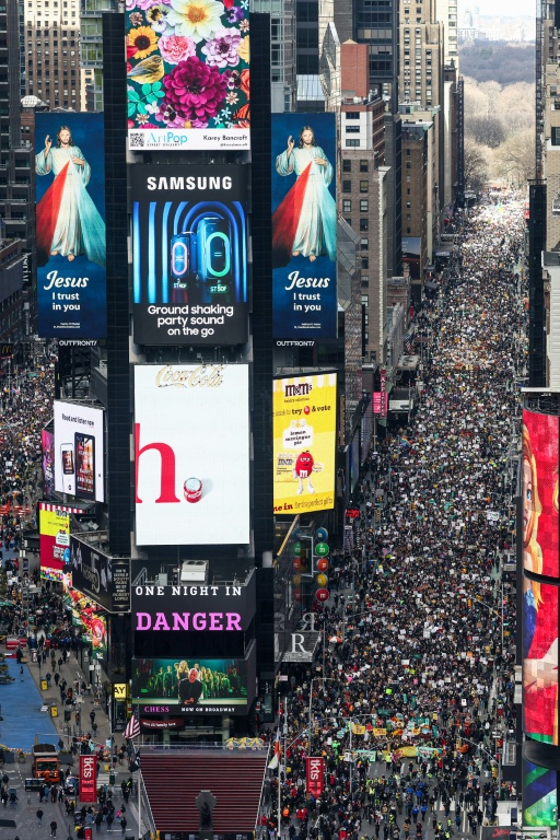 Manifestation "No Kings" contre Donald Truymp à Times Square, New York, le 28 mars 2026 ( AFP / CHARLY TRIBALLEAU )