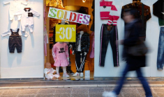 Préparation du début officiel des soldes d'hiver à Nice