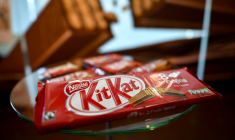 Des barres chocolatées KitKat exposées dans le showroom du géant suisse de l'agroalimentaire Nestlé, le 20 octobre 2016 à Vevey, en Suisse ( AFP / FABRICE COFFRINI )