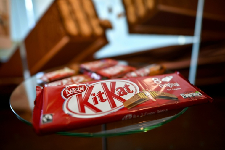 Des barres chocolatées KitKat exposées dans le showroom du géant suisse de l'agroalimentaire Nestlé, le 20 octobre 2016 à Vevey, en Suisse ( AFP / FABRICE COFFRINI )