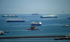 Des cargos attendent pour traverser le canal de Panama, le 21 avril 2026 à Panama ( AFP / MARTIN BERNETTI )