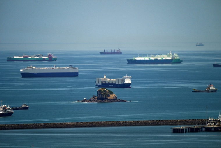 Des cargos attendent pour traverser le canal de Panama, le 21 avril 2026 à Panama ( AFP / MARTIN BERNETTI )