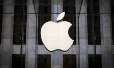 Un logo Apple est accroché au-dessus de l'entrée de l'Apple Store sur la 5e Avenue, dans l'arrondissement de Manhattan à New York
