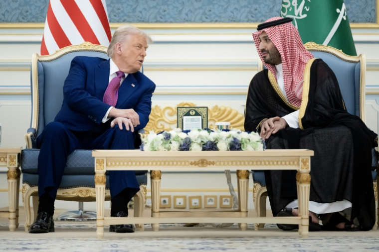 Le président américain Donald Trump (g) et le prince héritier saoudien Mohammed ben Salmane lors d'une rencontre à la cour royale de Ryad, le 13 mai 2025 ( AFP / Brendan Smialowski )