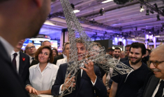 Emmanuel Macron tient une réplique de la tour Eiffel, au salon Vivatech, à Paris, le 18 juin 2026 ( POOL / Emma Da Silva )