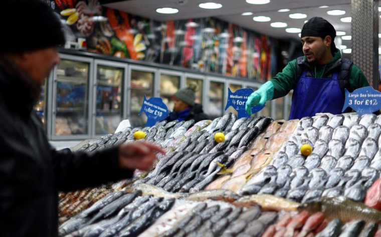 Photo d'archives: Les gens font leurs courses dans le sud-est de Londres