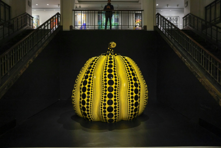 La sculpture "Pumpkin" de Yayoi Kusama est exposée lors d’une avant-première presse a de Christie’s à New York, le 8 novembre 2024 ( AFP / kena betancur )