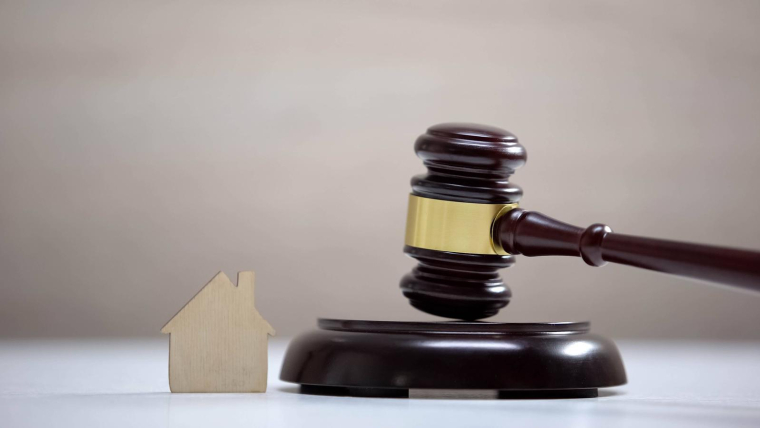 Vente au cadran : quand les enchères inversées s’invitent dans l’immobilier / iStock.com - Motortion