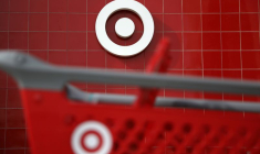 Photo d'archives: Un caddie Target est vu devant le logo du magasin à Azusa.