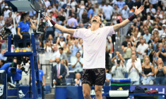 Alexander Zverev après avoir réalisé sa victoire en finale de l'US Open face à l'Américain Ben Shelton, le 13 septembre 2026 à New York ( AFP / ANGELA WEISS )