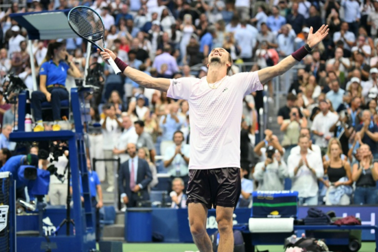 Alexander Zverev après avoir réalisé sa victoire en finale de l'US Open face à l'Américain Ben Shelton, le 13 septembre 2026 à New York ( AFP / ANGELA WEISS )