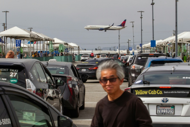 Des taxis attendent les clients dans une zone dédiée au Los Angeles International Airport (LAX) de Los Angeles, en Californie, le 15 mai 2026 ( AFP / Apu GOMES )
