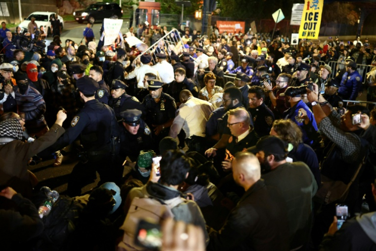 Tensions entre manifestants anti-ICE et forces de l'ordre aux abords de l'hôpital où est hospitalisé un homme blessé par la police de l'immigration à New York, le 8 octobre 2026 ( AFP / CHARLY TRIBALLEAU )