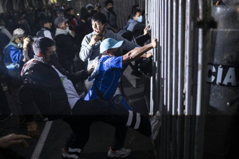 Affrontements entre des manifestants et la police, lors d'une manifestation antigouvernementale à Lima, le 27 septembre 2025 ( AFP / ERNESTO BENAVIDES )