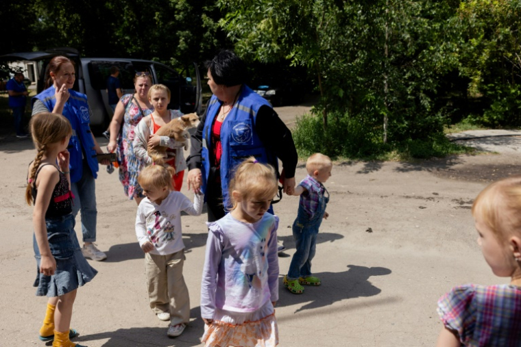 A la sortie d'un bus pour évacuer les familles avec enfants, à Pavlohrad, en Ukraine, le 18 juin 2025 ( AFP / Tetiana DZHAFAROVA )