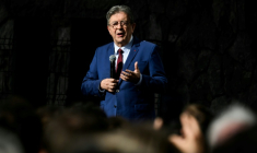 Jean-Luc Melenchon en meeting à Cournon d’Auvergne dans le Puy-de-Dôme, le 11 octobre 2026 ( AFP / JEFF PACHOUD )
