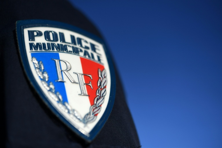 "L'armement de la police municipale, qui n'allait pas de soi historiquement, s'impose désormais comme une évidence pour une large majorité de communes", note un rapport d'information du Sénat ( AFP / Fred TANNEAU )