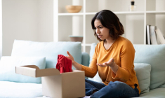 (Crédits photo : Adobe Stock - Femme déçue de sa commande internet  reçue, suite à une arnaque)