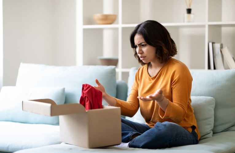 (Crédits photo : Adobe Stock - Femme déçue de sa commande internet  reçue, suite à une arnaque)