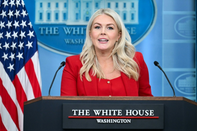 Karoline Leavitt, alors porte-parole de la Maison Blanche, lors d’un point presse dans la salle Brady, le 23 juillet 2026 à Washington ( AFP / SAUL LOEB )