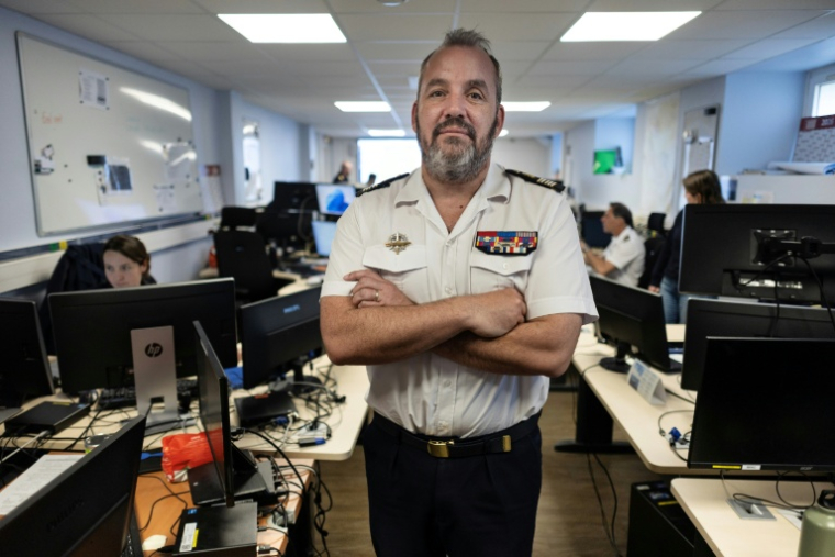 Le commandant Thomas Scalabre au centre de coopération et de sensibilisation maritimes internationales (MICA) de Brest, le 27 avril 2026 dans le Finistère ( AFP / Fred TANNEAU )