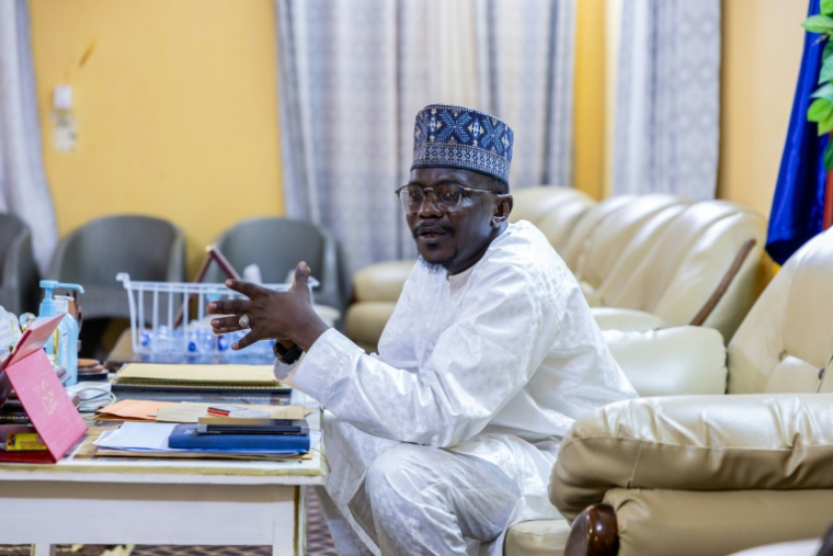 Mahamat Issa Abakar, le secrétaire général du département d'Assoungha, s'entretient avec la délégation de l'Organisation internationale pour les migrations (OIM) à Adré, le 9 juin 2026 au Tchad ( AFP / Joris Bolomey )