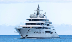 Le superyacht Amadea, présumé appartenir à l'oligarque russe Suleiman Kerimov, visé par des sanctions américaines, à son arrivée au port d'Honolulu, aux Etats-Unis, le 16 juin 2022 ( AFP / Eugene TANNER )