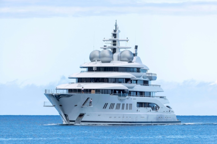 Le superyacht Amadea, présumé appartenir à l'oligarque russe Suleiman Kerimov, visé par des sanctions américaines, à son arrivée au port d'Honolulu, aux Etats-Unis, le 16 juin 2022 ( AFP / Eugene TANNER )
