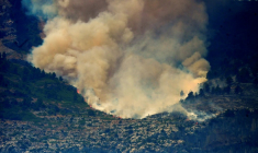Les fumées de l'incendie de forêt près de Tarragone, le 8 juillet 2025 en Espagne ( AFP / JOSE JORDAN )