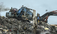 Des résidents du quartier Dar es Salaam à Conakry, en Guinée, et des secouristes s'activent le 23 août 2026 pour tenter de retrouver des survivants et des victimes après l'éboulement d'une décharge sur plusieurs habitations ( AFP / - )