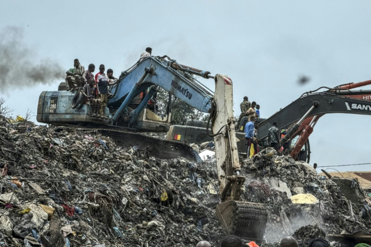 Des pelleteuses sont utilisées pour rechercher des corps, après l'effondrement d'une décharge sur des habitations à Dar es salam dans la banlieue de Conakry, le 23 août 2026 ( AFP / - )