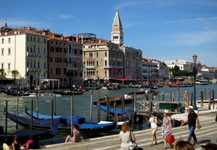 CERTAINS INVESTISSEURS VOIENT DES OPPORTUNITÉS EN ITALIE